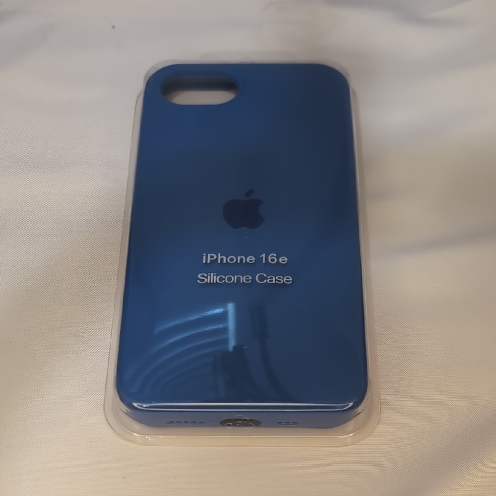Apple iPhone 16e Silicone Case - Blue